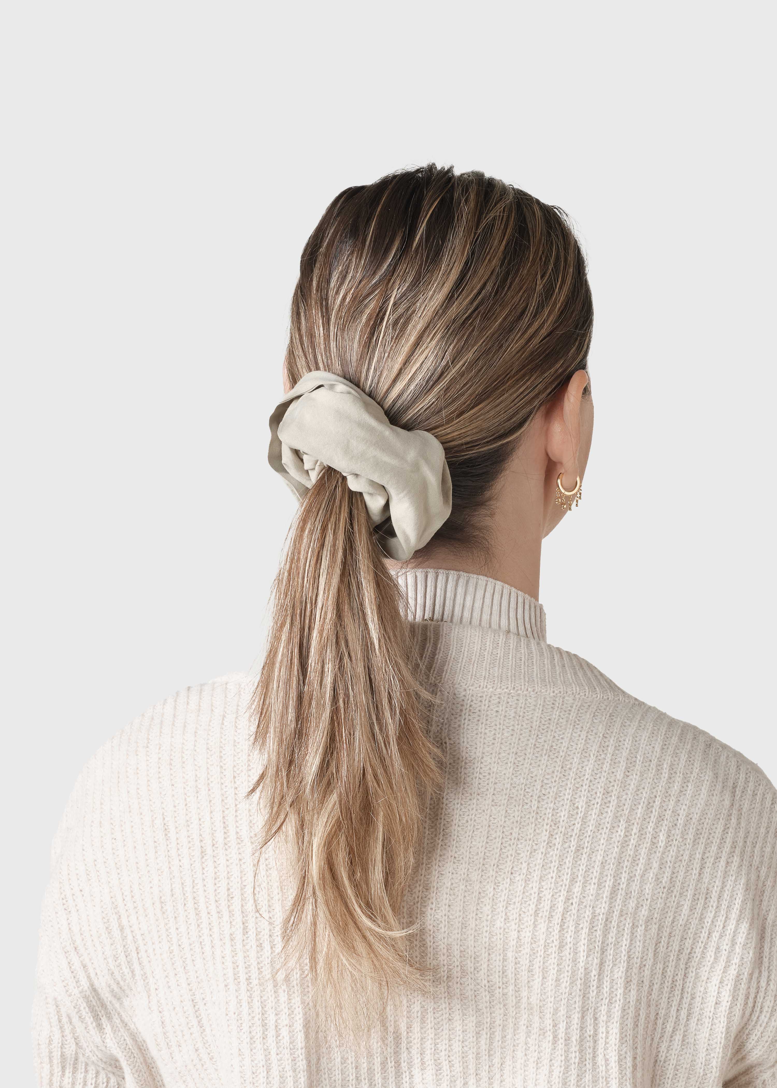 き*こ様 CLANE LINEN MEDIUM SCRUNCHIE LINEN MEDIUM SCRUNCHIE color：WHITE / BLACK In stock on 3/18